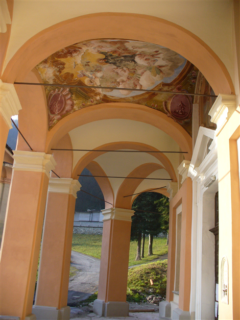 Porticato e affreschi della Parrocchiale di San Mauro - Santuario
